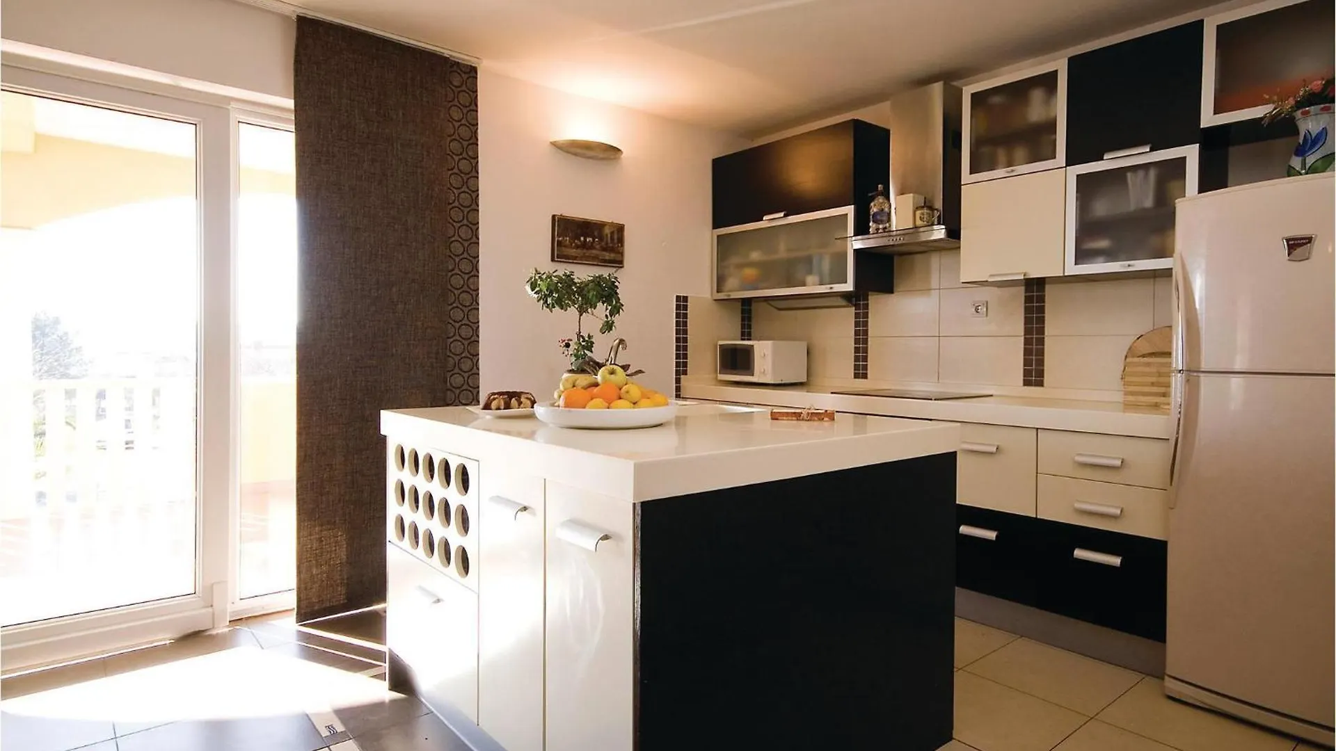 Сasa de vacaciones Lovely Home In Turanj With Outdoor Swimming Pool