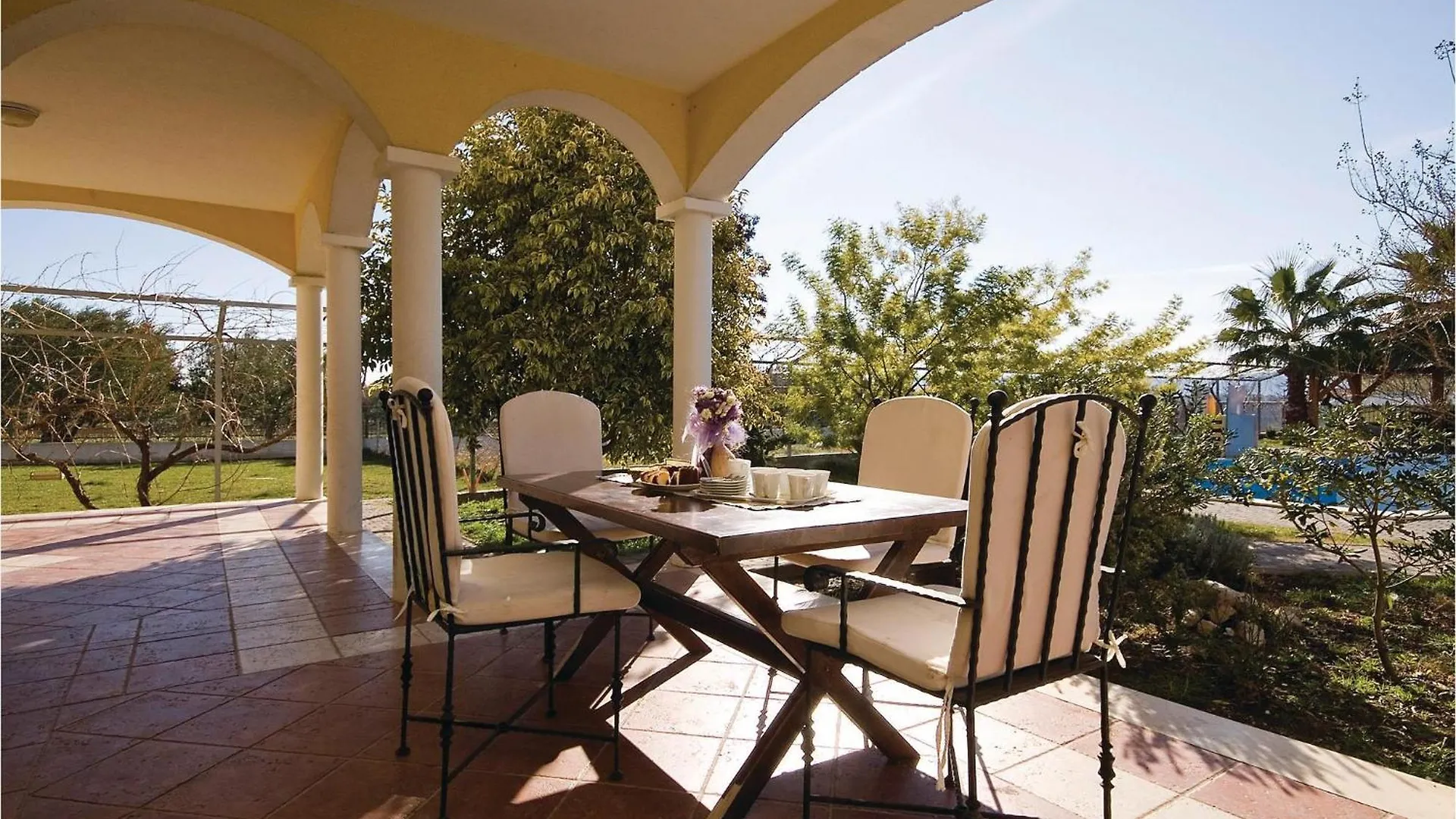 Сasa de vacaciones Lovely Home In Turanj With Outdoor Swimming Pool