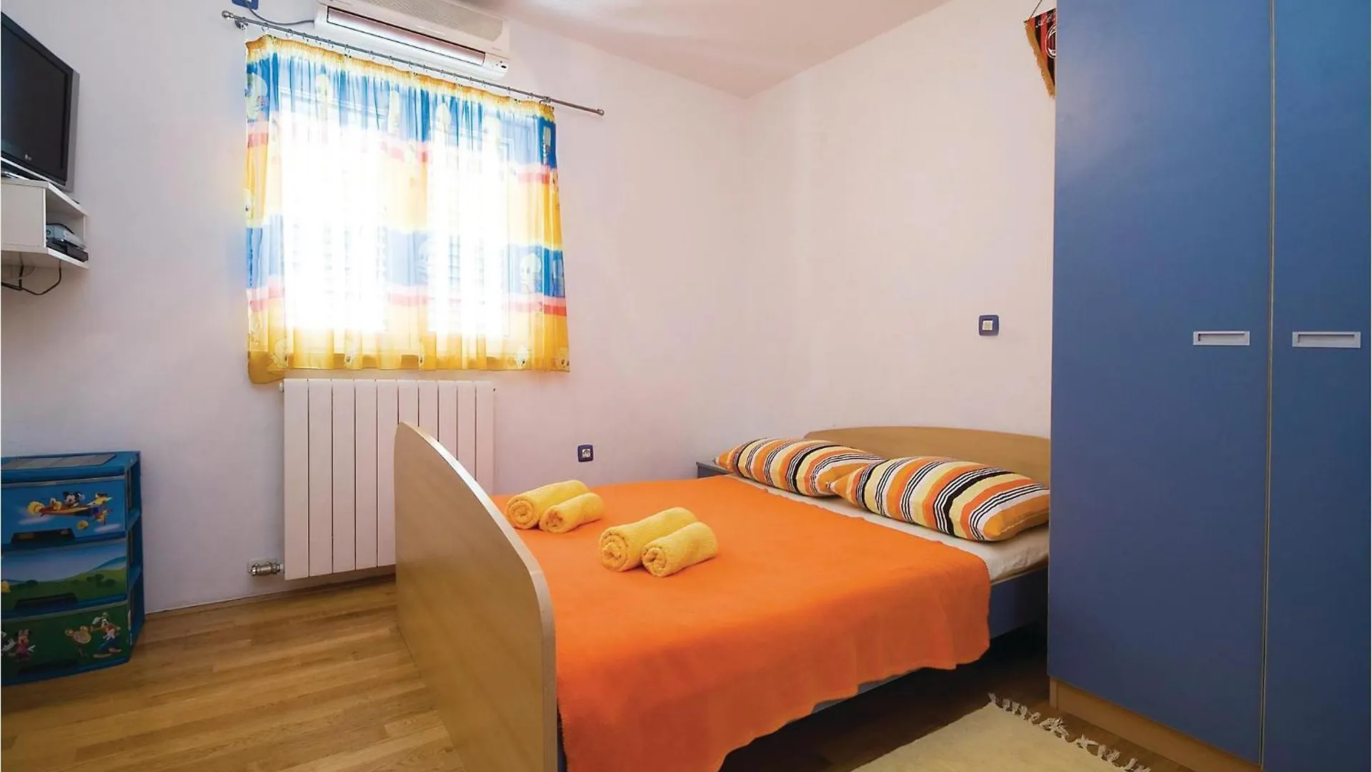 Сasa de vacaciones Lovely Home In Turanj With Outdoor Swimming Pool